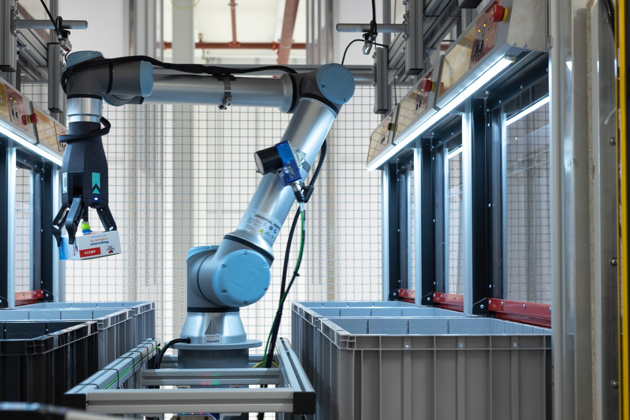 Pick-Roboter im Versandlager der Versandapotheke