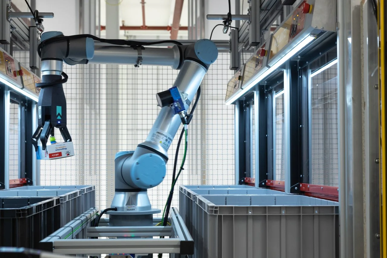 Pick-Roboter im Versandlager der Versandapotheke